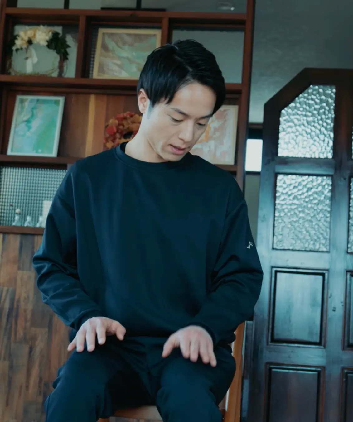 姿勢を説明している様子