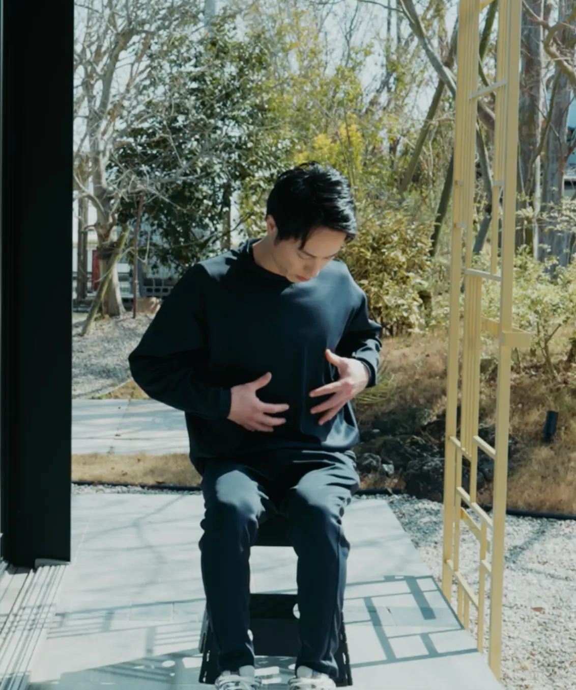 姿勢を説明している様子