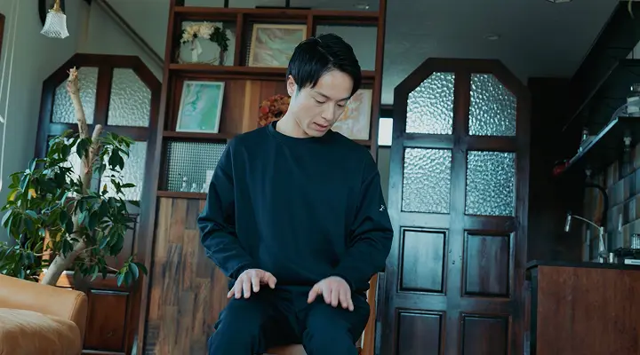 姿勢を説明している様子