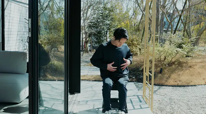 姿勢を説明している様子